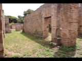 08190 ostia - regio v - via dell'invidioso - edificio (v,iv,3) - nordseite - 4. raum von westen - re seite - westwand - 06-2024.jpg